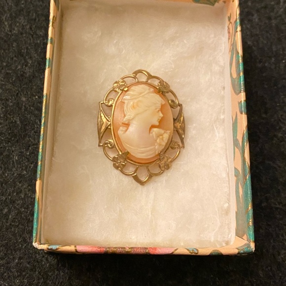 Authentic vintage shell cameo brooch with filigree frame - Picture 3 of 12